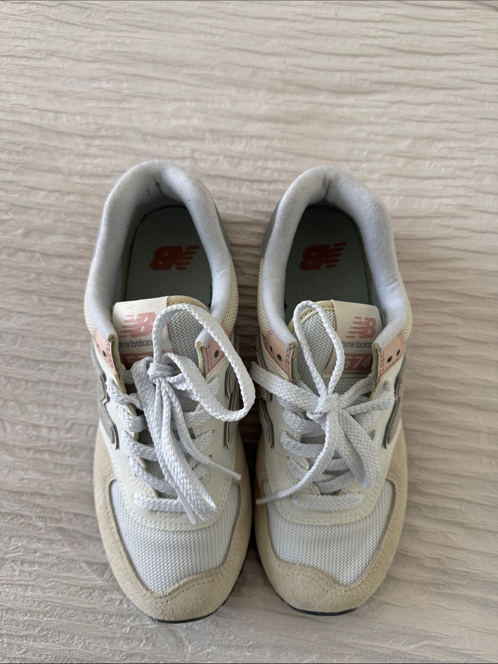 New Balance sneakers in cream, blush & gray - Picture 3 of 4